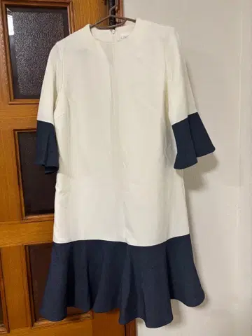 LINKABI 화이트 네이비 무릎 기장 원피스