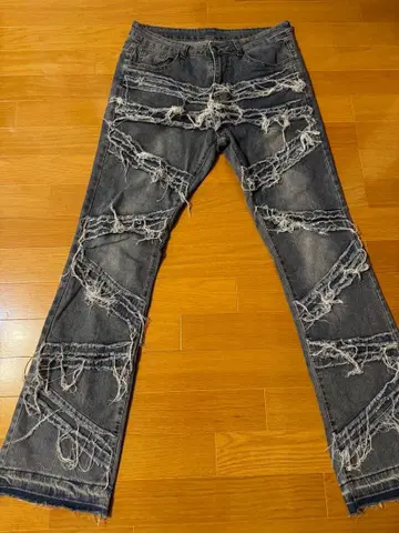 데미지 가공 다크 그레이 플레어 데님 팬츠