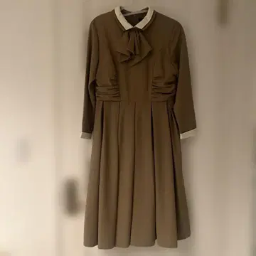 another angelus 베이지 원피스 카라 부착 리본 플리츠