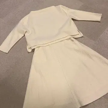 어반 리서치 크림색 스커트 셋업 압축 니트