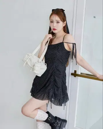 NICE CLAUP 어깨 리본 드로스트 튜닉