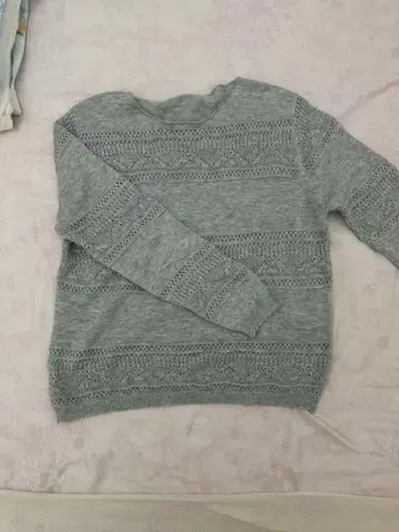 그레이 긴팔 니트 스웨터 레이스 편직