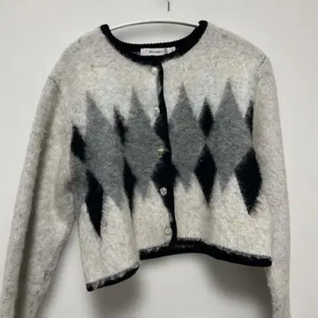 모헤어 혼방 다이아몬드 패턴 크롭 스웨터