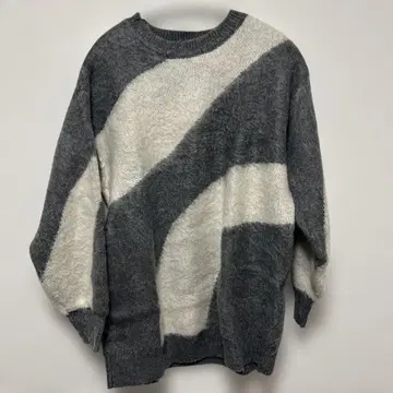 오버 사이즈 니트 스웨터 그레이와 화이트