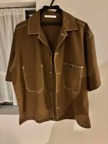 브라운 숏 슬리브 셔츠