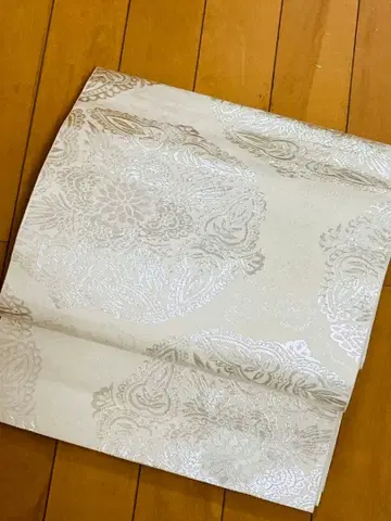 광택이 나는 은색 무늬의 후쿠로 오비