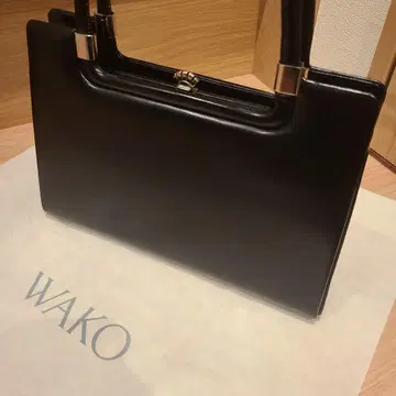 컨디션 최상 WAKO 포멀 백 핸드백 에나멜 로고 금장 장식 블랙