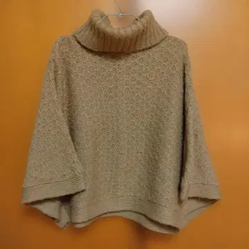 베이지 터틀넥 판초