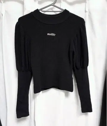 meltie 퍼프 슬리브 하이넥 스웨터 블랙