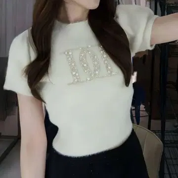 팬시 피스 DD 로고 니트탑