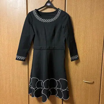 블랙 자수 7부 소매 원피스