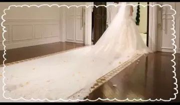 화이트 웨딩 드레스 트레인 포함