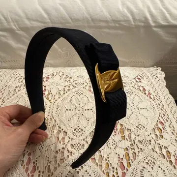 Ferragamo 블랙 헤어밴드 골드 버클