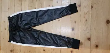 합성 피혁 블랙 조거 팬츠