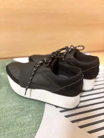 블랙 플랫폼 스니커즈