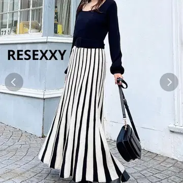 RESEXXY 바이컬러 플리츠 롱 니트 원피스 블랙