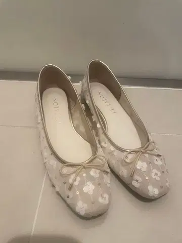 르 타롱 꽃무늬 베이지 플랫슈즈