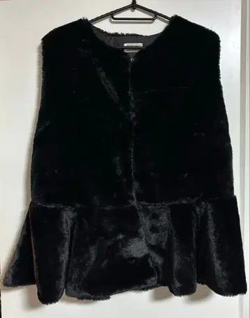 블랙 인조 모피 페플럼 심플 베스트