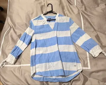 TOMMY HILFIGER 파랑과 화이트 스트라이프 V넥 셔츠