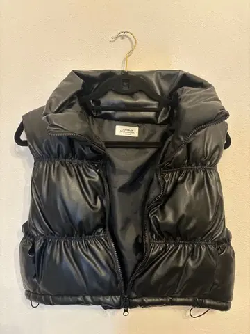 블랙 다운 베스트 후드 부착