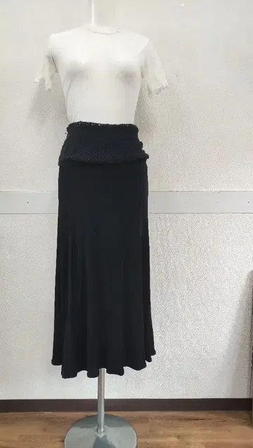 블랙 롱 라텍스 스커트, 앞면에 2개의 슬릿, 허리에 럭셔리 레이스