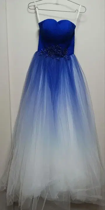 파란색 그라데이션 스트랩 드레스