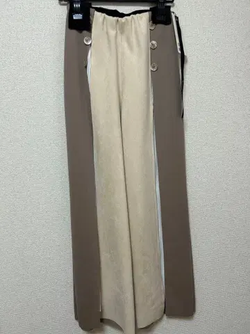 새상품 이번 시즌 완판템 에이미 로우 센터 플리츠 본딩 와이드 PT