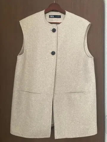 ZARA 베이지 슬리브리스 베스트