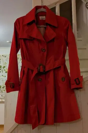 빨간색 트렌치코트 키시모토 세실