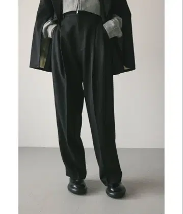 [ 새상품 ] 센터 프레스 2 턱 팬츠