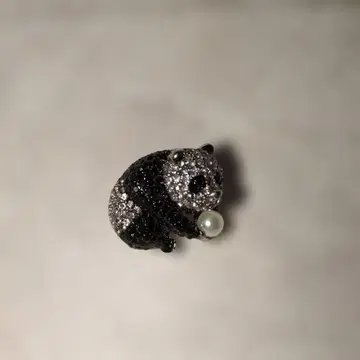 새상품 반짝반짝 팬더 펄 브로치 선물로 최적입니다