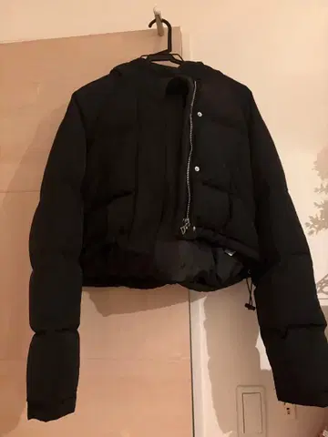 EMODA 블랙 크롭 다운 자켓