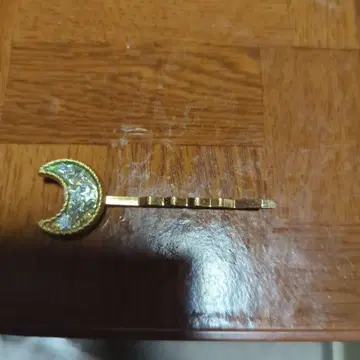 초승달 모양 라메 크리스탈 헤어핀