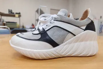 1회 착용 캐서린 햄넷 통굽 스니커즈 24.5cm