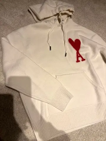 하트와 A 자수 화이트 니트 후드티