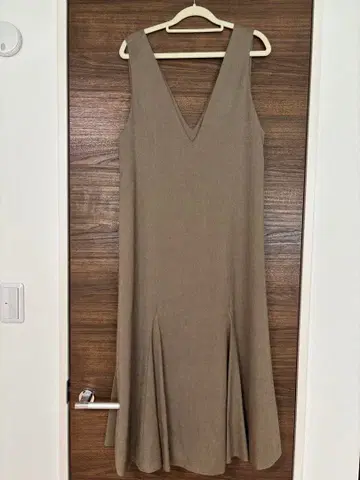 [ Spick & Span ] V넥 플레어 원피스 베이지