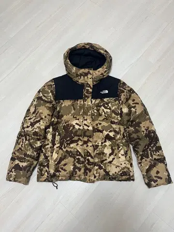 The North Face 카모 패턴 다운 자켓