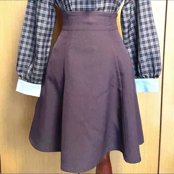 fi.n.t 백 레이스업 플레어 스커트 브라운