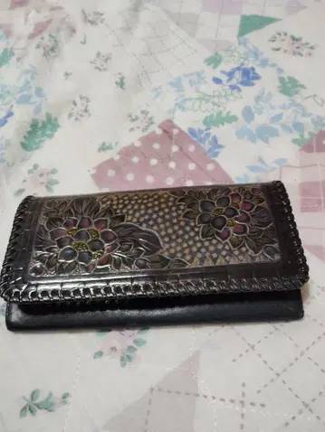 꽃무늬 엠보싱 가공 가죽 장지갑