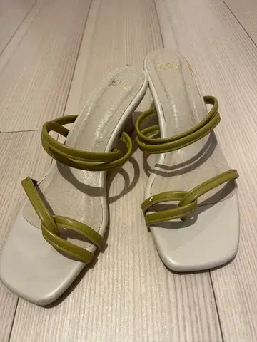 화이트와 그린 스트랩 샌들