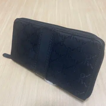 로베르타 디 카메리노 블랙 엠보싱 가공 장지갑