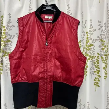 M.U. SPORTS 레드 블랙 베스트