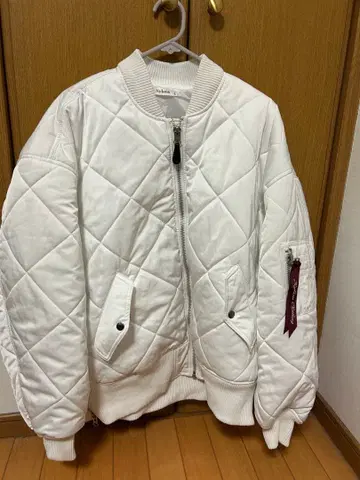 화이트 퀼팅 봄버 자켓