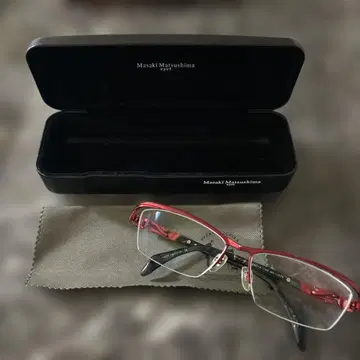 마사키 마츠시마 레드 안경 케이스 포함