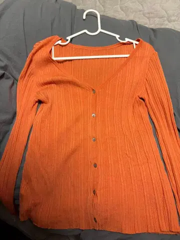 오렌지 리브 V넥 가디건 LOUNIE