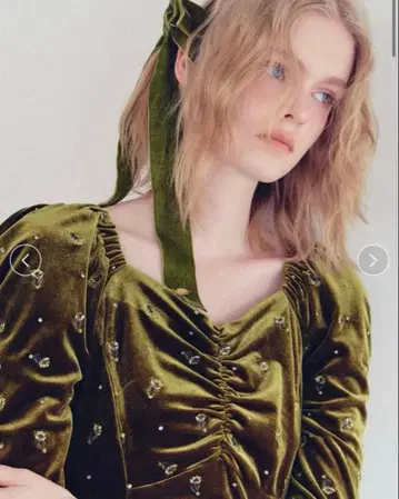 릴리 브라운 자수 벨로아 원피스 그린