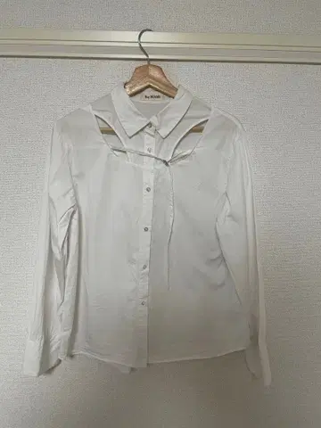 Ray BEAMS 화이트 컷 아웃 셔츠