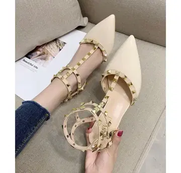 스터드 장식 베이지 하이힐 펌프스 노브랜드