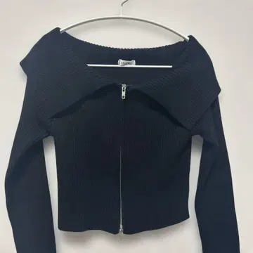 블랙 오프숄더 스웨터