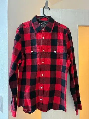 빨간색과 블랙 체크 무늬 긴팔 셔츠